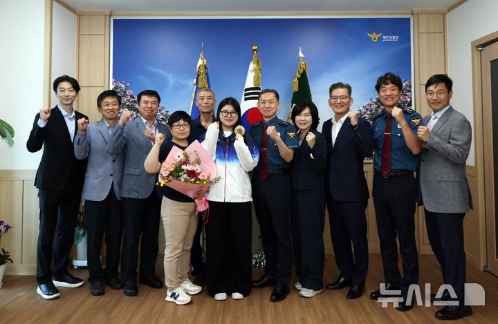 [제주=뉴시스] 제주경찰청이 13일 오전 청사에서 제주 출신 최초 금메달리스트인 오예진 선수를 초청해 환영식을 갖고 기념 사진을 찍고 있다. (사진=제주경찰청 제공) 2024.09.13. photo@newsis.com