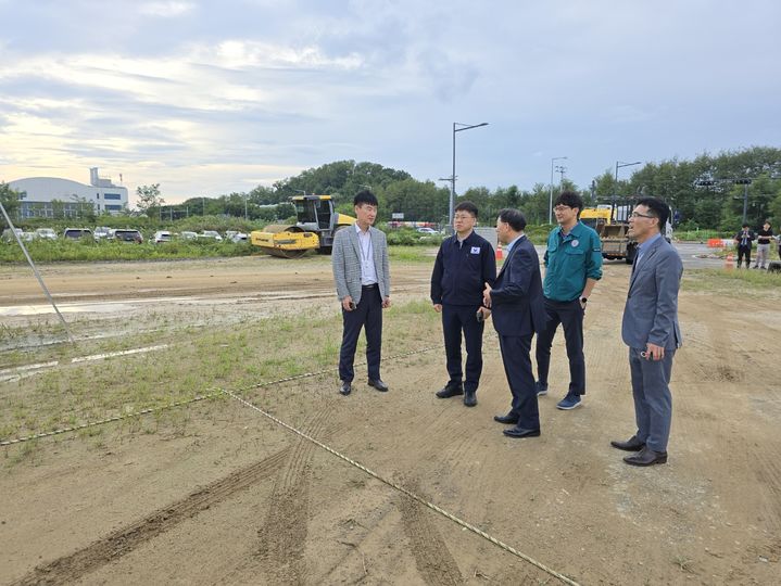 [서울=뉴시스] 진현환 국토부 1차관이 13일 청주공항을 방문해 박재희 한국공항공사 전략기획본부장의 보고를 받고 있다. 2024.09.13. (사진=국토교통부 제공) photo@newsis.com *재판매 및 DB 금지