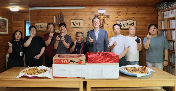 [대전=뉴시스]대전시는 13일 추석명절을 맞아 사회계층에 온누리상품권과 위문품을 전달했다. 2024. 09. 13 *재판매 및 DB 금지