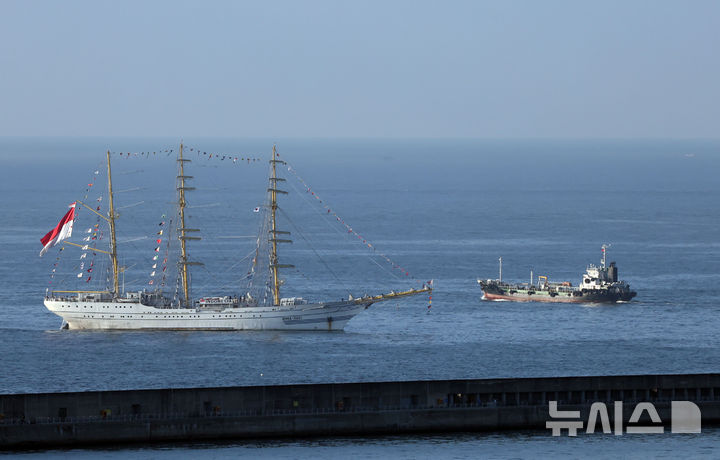 [부산=뉴시스] 하경민 기자 = 인도네시아 해군 실습선 '비마수치함'(KRI BIMA SUCI·2350t)이 13일 오전 부산 남구 해군작전사령부 부산작전기지에 입항하고 있다.  비마수치함은 길이 111m, 폭 13.5m 규모의 대형 범선으로, 이번 부산 방문은 2019년에 이어 2번째다. 2024.09.13. yulnetphoto@newsis.com