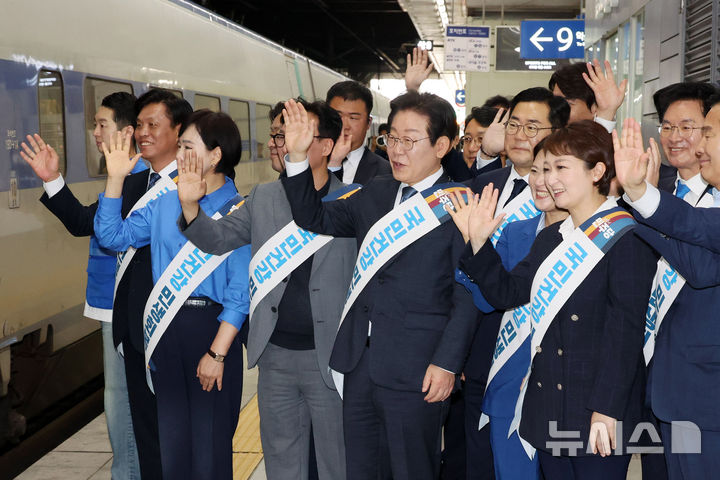 [서울=뉴시스] 조성우 기자 = 이재명 더불어민주당 대표, 박찬대 원내대표를 비롯한 지도부가 13일 오전 서울 용산역에서 귀성 인사를 하고 있다. 2024.09.13. xconfind@newsis.com