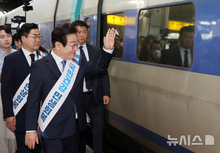 [서울=뉴시스] 조성우 기자 = 이재명 더불어민주당 대표, 박찬대 원내대표가 13일 오전 서울 용산역에서 귀성 인사를 하고 있다. 2024.09.13. xconfind@newsis.com