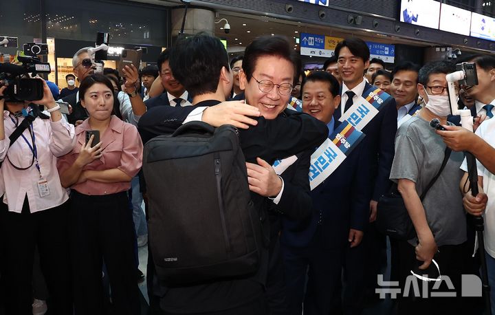 [서울=뉴시스] 조성우 기자 = 이재명 더불어민주당 대표가 13일 오전 서울 용산역에서 귀성 인사를 하며 시민과 포옹하고 있다. (공동취재) 2024.09.13. photo@newsis.com