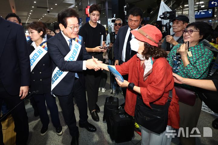 [서울=뉴시스] 조성우 기자 = 더불어민주당 이재명 대표, 박찬대 원내대표를 비롯한 지도부가 13일 오전 서울 용산역에서 귀성 인사를 하고 있다. (공동취재) 2024.09.13. photo@newsis.com