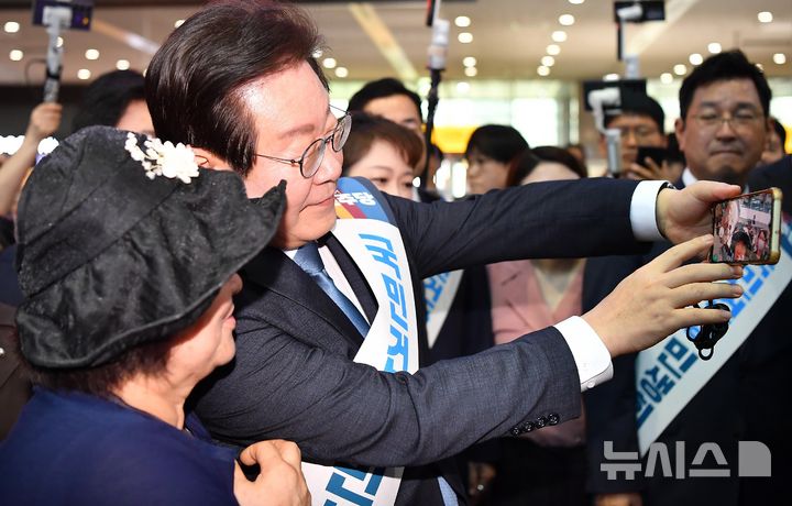 [서울=뉴시스] 조성우 기자 = 이재명 더불어민주당 대표가 13일 오전 서울 용산역에서 추석 귀성 인사를 하며 시민과 기념촬영 하고 있다. (공동취재) 2024.09.13. photo@newsis.com