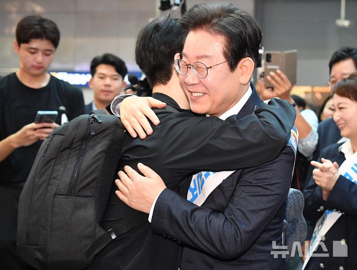 [서울=뉴시스] 조성우 기자 = 이재명 더불어민주당 대표가 13일 오전 서울 용산역에서 추석 귀성 인사를 하며 시민과 포옹하고 있다. (공동취재) 2024.09.13. photo@newsis.com