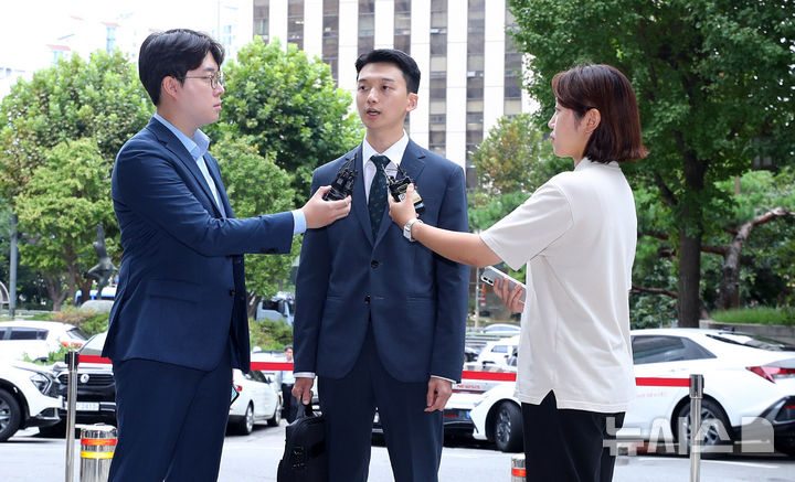 [서울=뉴시스] 김혜진 기자 = 김태근 가톨릭중앙의료원 전공의 대표가 13일 오전 서울 마포구 서울경찰청 광역수사단에서 대한의사협회 전·현직 간부들의 의료법 위반 방조 혐의 관련 참고인 조사에 출석하며 취재진 질문에 답하고 있다. 2024.09.13. jini@newsis.com