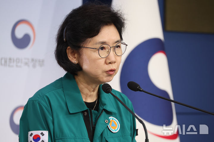 [서울=뉴시스] 김명원 기자 = 지영미 질병관리청장이 13일 오전 서울 종로구 정부서울청사 별관에서 신규 백신을 활용한 2024~2025절기 코로나19 예방접종계획과 추석방역대책에 대해 브리핑을 하고 있다. 2024.09.13. kmx1105@newsis.com