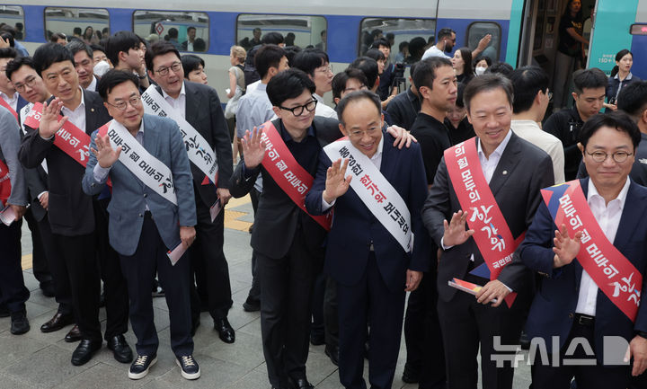 [서울=뉴시스] 조성봉 기자 = 한동훈 국민의힘 대표를 비롯한 지도부가 13일 오전 서울 용산구 서울역KTX 플랫폼에서 귀성객들에게 인사를 하고 있다.(공동취재)2024.09.13. photo@newsis.com