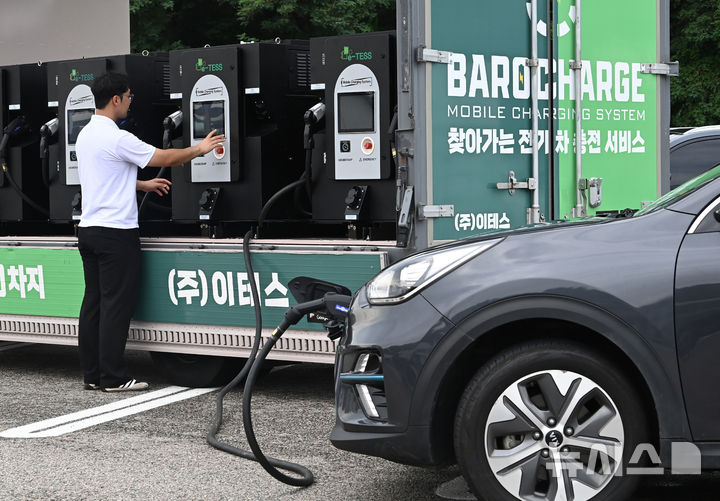 [용인=뉴시스] 김종택 기자 = 지난 2024년 9월13일 경기도 용인시 경부고속도로 부산 방향 기흥휴게소에서 관계자가 이동식 전기차 '무료' 충전서비스를 시연하고 있는 모습. 2024.09.13. jtk@newsis.com