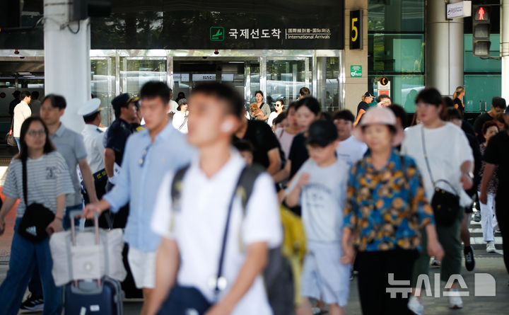 [제주=뉴시스] 우장호 기자 = 추석 연휴를 하루 앞둔 13일 오전 제주국제공항 1층 도착장이 가족과 친구, 연인들의 발걸음으로 북적이고 있다. 제주관광협회에 따르면 오는 18일까지 연휴 기간 동안 일평균 4만2400여명씩 총 29만7000여명이 제주를 찾을 것으로 전망된다. 2024.09.13. woo1223@newsis.com