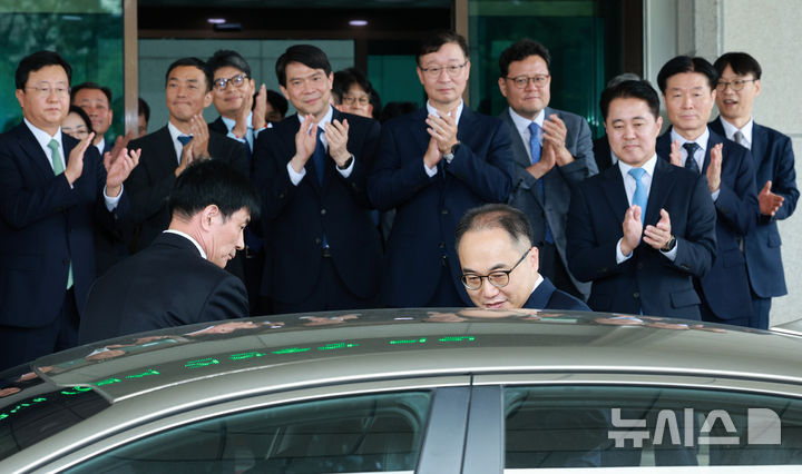 [서울=뉴시스] 고범준 기자 = 이원석 검찰총장이 13일 서울 서초구 대검찰청에서 열린 퇴임식을 마치고 준비된 차량에 탑승하고 있다. 2024.09.13. bjko@newsis.com