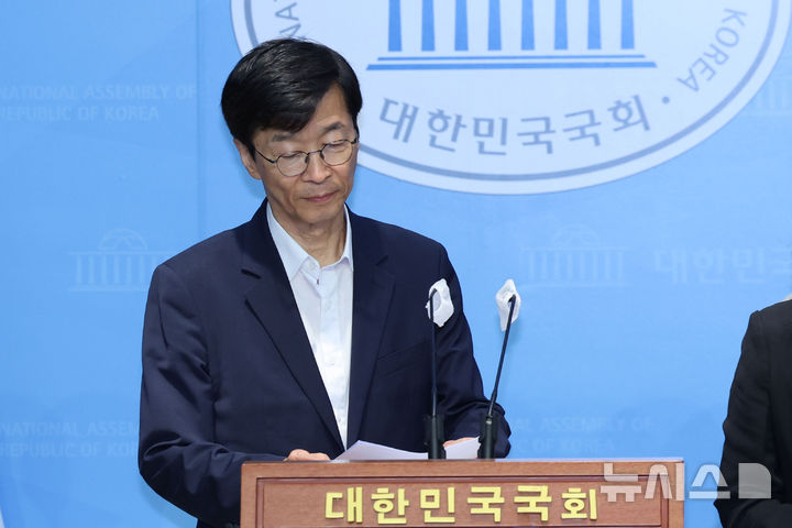 [서울=뉴시스] 권창회 기자 = 곽노현 전 서울시교육감이 13일 오전 서울 여의도 국회 소통관에서 열린 서울시교육감 출마선언 기자회견에서 발언대로 향하고 있다. 2024.09.13. kch0523@newsis.com