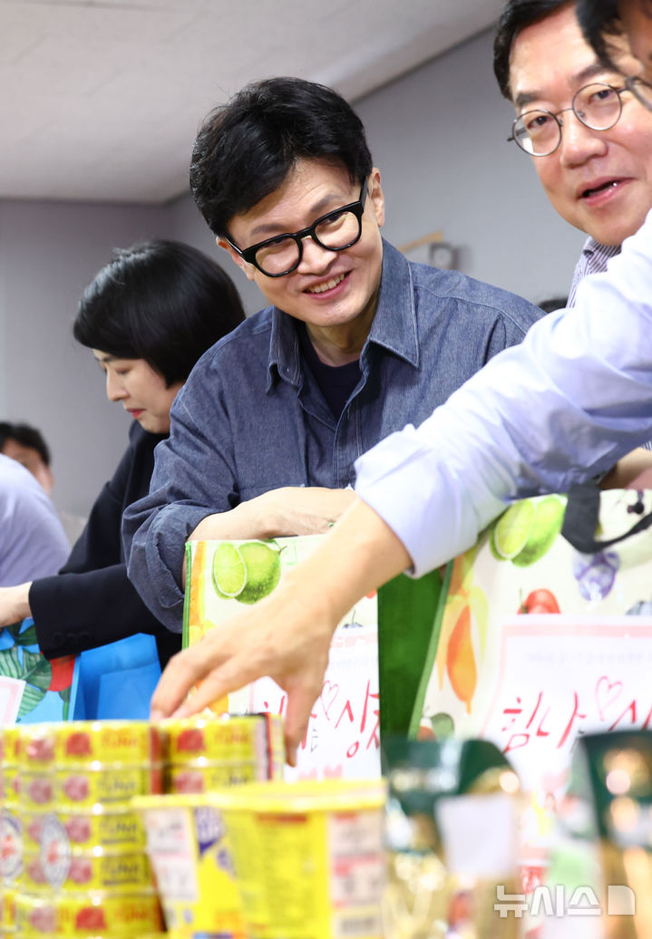 [서울=뉴시스] 전신 기자 = 한동훈 국민의힘 대표가 13일 서울 관악구 상록지역아동복지종합타운을 방문해 결식 아동들에게 전달될 추석 선물을 포장하고 있다. 2024.09.13. photo1006@newsis.com