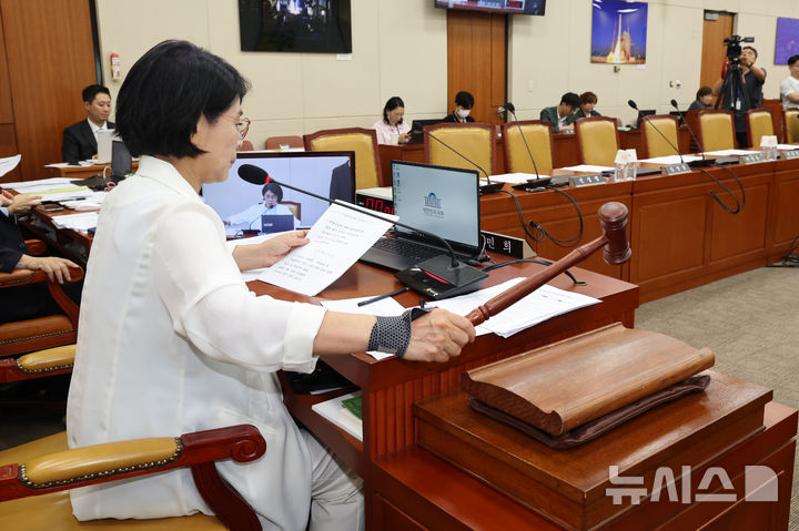 [서울=뉴시스] 권창회 기자 = 13일 오전 서울 여의도 국회에서 열린 과학기술정보방송통신위원회 전체회의에서 최민희 과방위원장이 의사봉을 두드리고 있다. 뒤로 여당 의석이 비어있다. 2024.09.13. kch0523@newsis.com