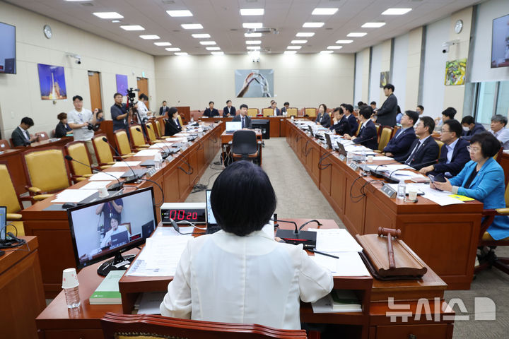 [서울=뉴시스] 권창회 기자 = 13일 오전 서울 여의도 국회에서 열린 과학기술정보방송통신위원회 전체회의에서 최민희 과방위원장이 발언하고 있다. 2024.09.13. kch0523@newsis.com