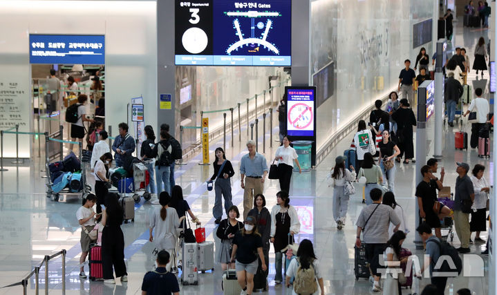 [인천공항=뉴시스] 김혜진 기자 = 추석 연휴를 하루 앞둔 13일 인천국제공항 제 1여객터미널이 이용객들로 붐비고 있다. 인천공항공사에 따르면 올해 추석연휴기간(9월13~18일) 120만4000여명이 해외를 다녀올 것으로 전망했다. 이기간 일평균 이용객은 20만1000명이다. 2024.09.13. jini@newsis.com