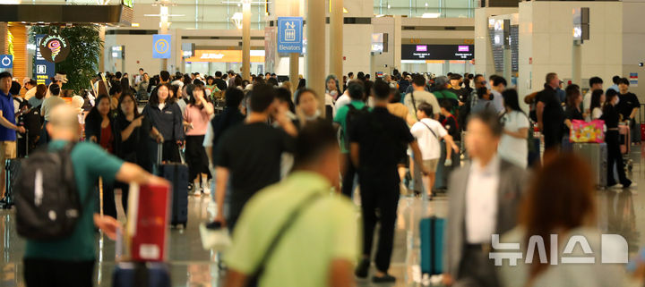 [인천공항=뉴시스] 김혜진 기자 = 추석 연휴를 하루 앞둔 13일 인천국제공항 제 1여객터미널이 이용객들로 붐비고 있다. 인천공항공사에 따르면 올해 추석연휴기간(9월13~18일) 120만4000여명이 해외를 다녀올 것으로 전망했다. 이기간 일평균 이용객은 20만1000명이다. 2024.09.13. jini@newsis.com