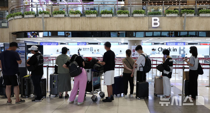 [서울=뉴시스] 이영환 기자 = 추석 연휴를 하루 앞둔 13일 오후 서울 강서구 김포국제공항 국제선 청사에서 여행객들이 탑승수속을 기다리고 있다. 2024.09.13. 20hwan@newsis.com