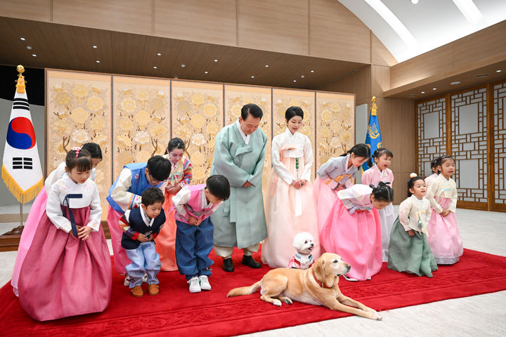 [서울=뉴시스] 조수정 기자 = 윤석열 대통령과 부인 김건희 여사가 추석을 앞두고 지난 8일 서울 용산 대통령실 청사에서 다문화가정 어린이들, 반려견 새롬이(앞), 써니와 함께 한가위 명절 영상을 촬영하고 있다. (사진=대통령실 제공) 2024.09.13. photo@newsis.com *재판매 및 DB 금지