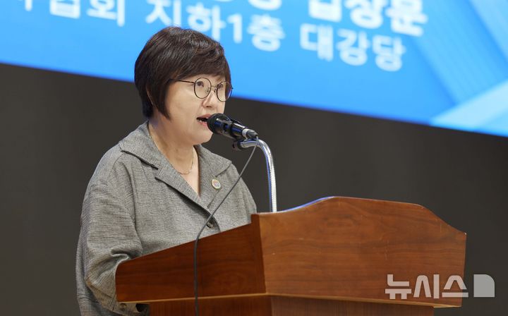 [서울=뉴시스] 김선웅 기자 = 최안나 대한의사협회 총무이사 겸 대변인이 13일 서울 용산구 대한의사협회에서 의료대란 관련 '의·여·야·정 협의체' 참여에 대해 "정부 태도변화 없이는 여야의정협의체에 참여하지 않는다"는 의료계 공동입장을 발표하고 있다. 2024.09.13. mangusta@newsis.com