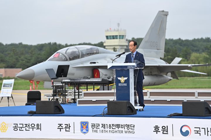 [서울=뉴시스] 13일 공군 강릉기지 주기장에서 열린 '공군작전 전승기념행사'에서 이계훈 공군전우회장(제31대 공군참모총장)이 회고사를 하고 있다. (사진=공군 제공) 2024.09.13. photo@newsis.com *재판매 및 DB 금지