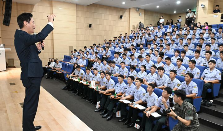 [서울=뉴시스] 오세훈 서울시장이 13일 서울 노원구 육군사관학교에서 '국가번영과 호국보훈'을 주제로 특강하고 있다. (사진=서울시 제공) 2024.09.13. photo@newsis.com *재판매 및 DB 금지