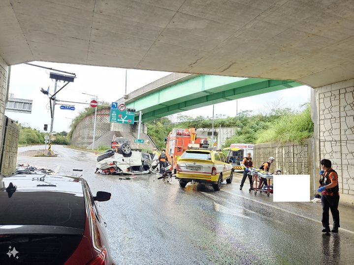 [서산=뉴시스] 14일 오전 10시35분께 충남 서산시 음암면 탑곡교차로 인근 도로에서 교통사고가 나 차량이 뒤집혀 구고대원들이 구조에 나서고 있다. (사진=독자 제공) 2024.09.14. *재판매 및 DB 금지