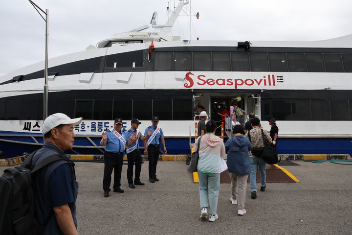 [동해=뉴시스] 14일 동해해경이 묵호항에서 울릉도 여객선 여객선 안전관리 캠페인을 실시하고 있다. (사진=동해해경 제공) *재판매 및 DB 금지