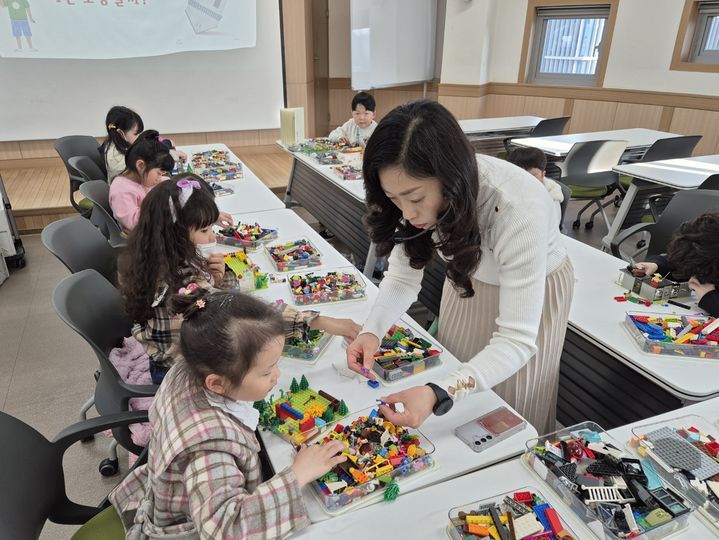 [대구=뉴시스] 태전도서관 올해 상반기 문화강좌 운영 사진. (사진=행복북구문화재단 제공) 2024.09.14. photo@newsis.com *재판매 및 DB 금지