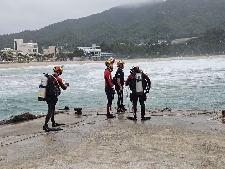 [삼척=뉴시스] 14일 강원 삼척시 용화해변 물양장 인근 바다에서 20대 관광객 A씨가 바다에 빠져 해경이 수색 중이다. (사진=동해해경 제공) *재판매 및 DB 금지