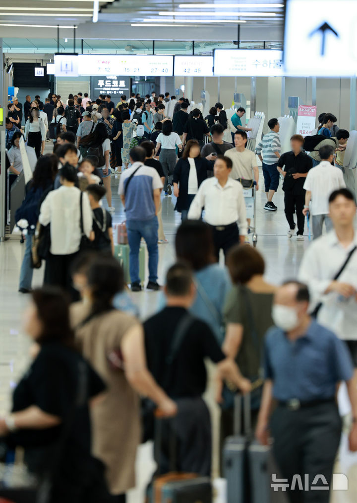 [서울=뉴시스] 고범준 기자 = 추석 연휴가 시작된 14일 오전 서울 강서구 김포공항 국내선 청사가 여행객들로 붐비고 있다. 2024.09.14. bjko@newsis.com