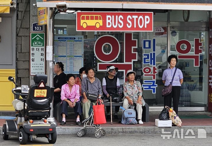 [보은=뉴시스] 안성수 기자 =  민족 고유의 명절 추석을 이틀 앞둔 15일 충북 보은군 보은읍의 한 버스 정류장에서 노인들이 더위를 피하고 있다. 2024.9.15. hugahn@newsis.com