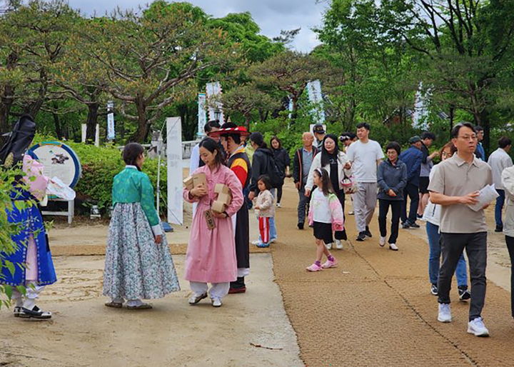 올 상반기 영주시 선비촌을 찾은 관광객이 '안빈낙도' 프로그램을 즐기고 있다. (사진=영주시 제공) *재판매 및 DB 금지