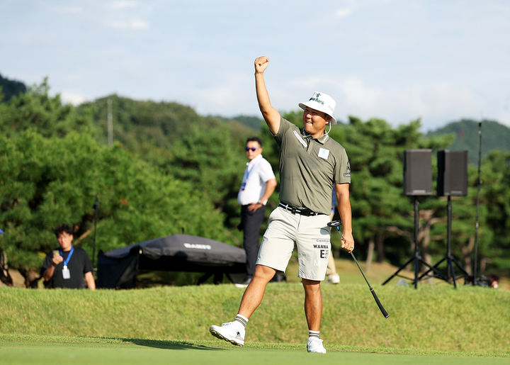 [서울=뉴시스] 함정우가 15일 경북 구미시 골프존카운티 선산(파72)에서 열린 한국프로골프(KPGA) 투어 골프존-도레이 오픈에서 우승을 확정한 뒤 주먹을 들어 올리고 있다. (사진=KPGA 제공) 2024.09.15. *재판매 및 DB 금지