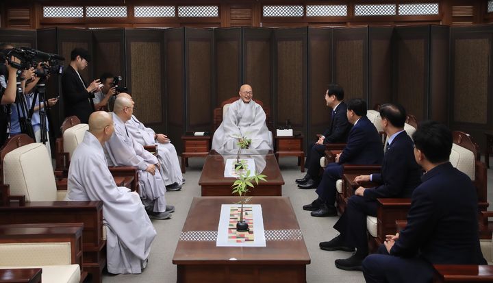 [서울=뉴시스] 조성봉 기자 = 이재명 더불어민주당 대표가 15일 서울 종로구 조계사에서 조계종 총무원장 진우 스님을 예방하고 있다. (사진=더불어민주당 제공) 2024.09.15. photo@newsis.com *재판매 및 DB 금지