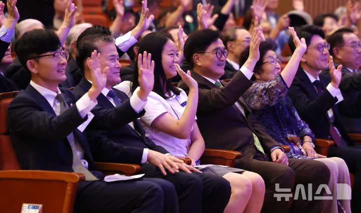 [서울=뉴시스] 추상철 기자 = 김영호(왼쪽 두번째) 통일부 장관과 우원식(왼쪽 네번째) 국회의장이 15일 오전 서울 영등포구 여의도 KBS아트홀에서 열린 '제2회 이산가족의 날' 기념행사에서 생중계로 연결된 전국 각 지역 이산가족 기념행사 참석자에게 손을 흔들어 인사하고 있다. 2024.09.15. scchoo@newsis.com