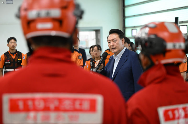 [서울=뉴시스] 조수정 기자 = 윤석열 대통령이 추석 명절 연휴인 15일 서울 강서소방서를 찾아 근무중인 소방대원들을 격려하며 발언하고 있다. (사진=대통령실 제공) 2024.09.15. photo@newsis.com *재판매 및 DB 금지