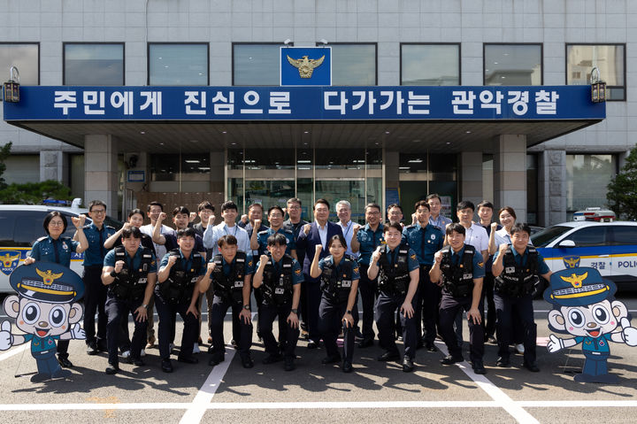 [서울=뉴시스] 조수정 기자 = 윤석열 대통령이 추석 명절 연휴인 15일 서울 관악구 관악경찰서를 방문해 당직 근무중인 경찰관들과 기념촬영을 하고 있다.  (사진=대통령실 제공) 2024.09.15. photo@newsis.com *재판매 및 DB 금지