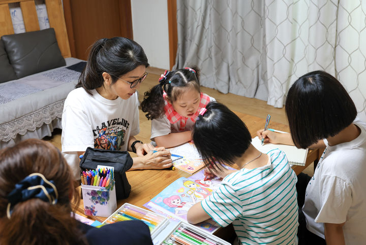 [서울=뉴시스] 조수정 기자 = 윤석열 대통령 부인 김건희 여사가 추석 명절 연휴인 15일 서울 은평구 다움장애아동지원센터를 찾아 어린이들의 밑그림을 도와주고 있다. (사진=대통령실 제공) 2024.09.15. photo@newsis.com *재판매 및 DB 금지