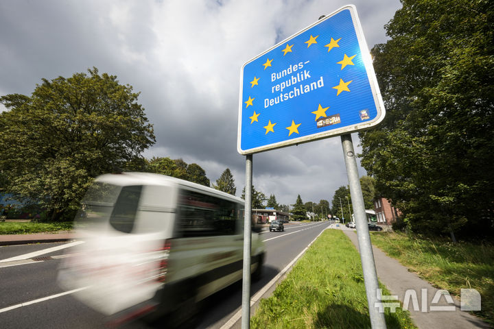 [쾨프헨=AP/뉴시스] 독일이 모든 육상 국경 통제를 재도입한 2024년 9월 16일(현지 시간)자 자료 사진으로, 벨기에와 접한 독일 국경 마을 쾨프헨에 '독일연방공화국'이라고 적힌 표지판이 보이고 있다. (사진=뉴시스DB)