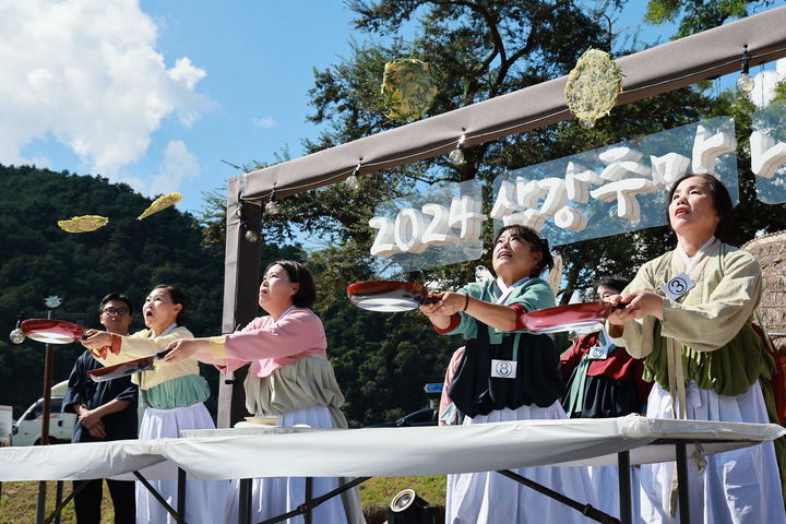 [예천=뉴시스] '2024 삼강주막 나루터 축제'에서 '부침개 뒤집기' 경연이 펼쳐지고 있다. (사진=예천군 제공) 2024.09.16. photo@newsis.com   *재판매 및 DB 금지