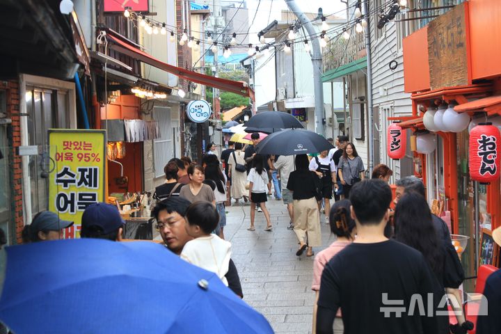 [포항=뉴시스] 송종욱 기자 = 16일 경북 포항 구룡포읍 근대문화역사거리에 몰린 관광객 모습. 2024.09.16. sjw@newsis.com