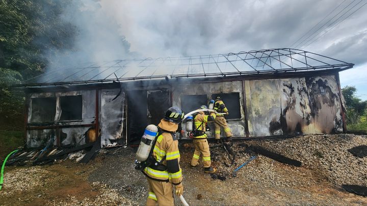 [서산=뉴시스] 지난 16일 오후 4시17분께 충남 서산시 부석면 가사리의 한 버섯농장 숙소에 불이 나 연기가 피어오르고 있는 가운데 소방대원들이 진화에 나서고 있다. (사진=서산소방서 제공) 2024.09.17. *재판매 및 DB 금지