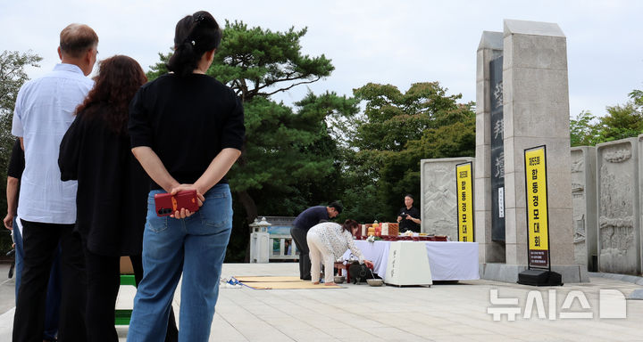 [파주=뉴시스] 이영환 기자 = 추석인 17일 오전 경기 파주시 임진각 망배단에서 열린 제55회 합동경모대회에서 실향민 및 가족들이 절을 올리고 있다. 2024.09.17. 20hwan@newsis.com