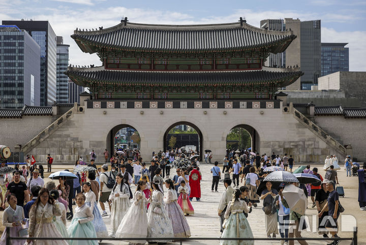 [서울=뉴시스] 정병혁 기자 = 추석인 17일 서울 종로구 경복궁이 관람객들로 붐비고 있다. 2024.09.17. jhope@newsis.com