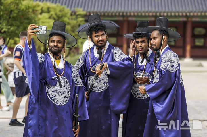 [서울=뉴시스] 정병혁 기자 = 사진은 지난해 9월 17일 서울 종로구 경복궁에서 한복을 입은 여행객들이 사진을 찍기 위해 준비하고 있는 모습. 2024.09.17. jhope@newsis.com