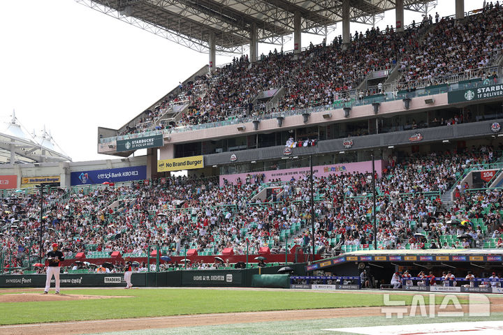[인천=뉴시스] 정병혁 기자 = 추석인 17일 인천 미추홀구 SSG랜더스필드에서 열린 2024 KBO리그 KIA 타이거즈와 SSG 핸더스의 경기, 관중들이 응원을 펼치고 있다. 2024.09.17. jhope@newsis.com