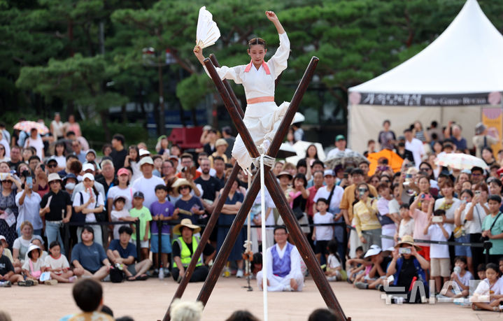 [서울=뉴시스] 이영환 기자 = 추석인 17일 오후 서울 중구 남산골한옥마을에서 열린 2024 남산골 한가위축제 삼삼오락에서 안성남사당 줄타기 공연이 펼쳐지고 있다. 2024.09.17. 20hwan@newsis.com