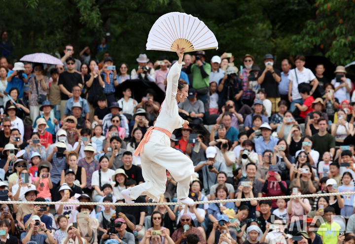 [서울=뉴시스] 이영환 기자 = 추석인 17일 오후 서울 중구 남산골한옥마을에서 열린 2024 남산골 한가위축제 삼삼오락에서 안성남사당 줄타기 공연이 펼쳐지고 있다. 2024.09.17. 20hwan@newsis.com